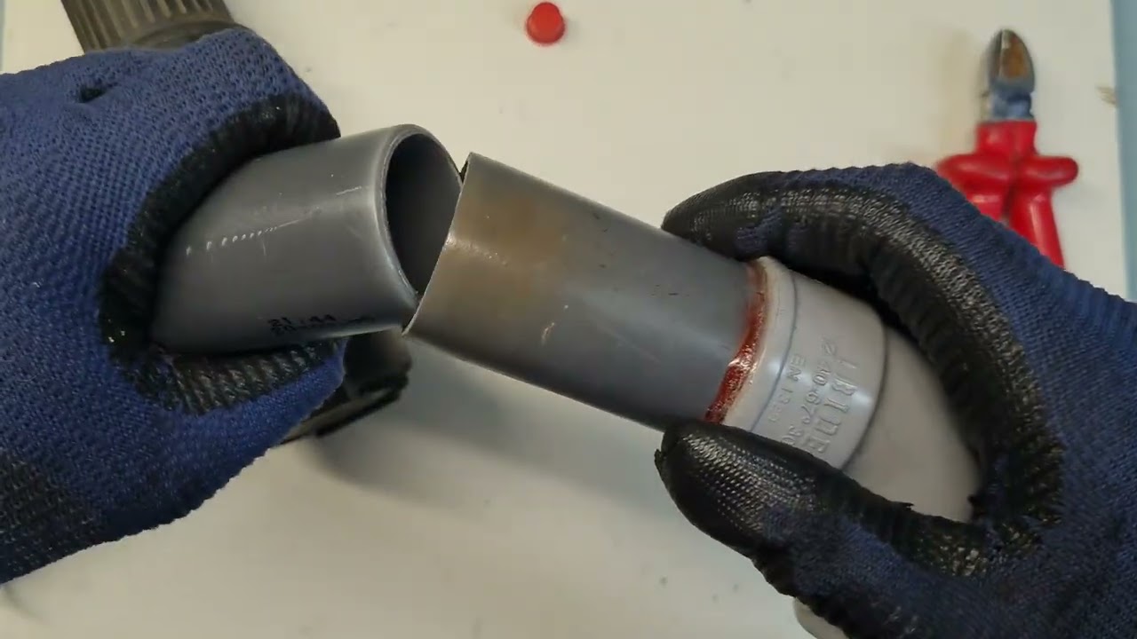 So stellen Sie mit einer elektrischen Hei&szlig;luftpistole eine Muffe f&uuml;r ein PVC- oder Kunststoffrohr he
