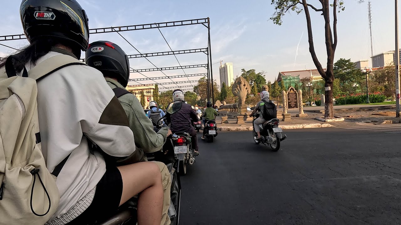 EP 218: Everyday motorcycle ride in Phnom Penh, Cambodia, 4K/60p
