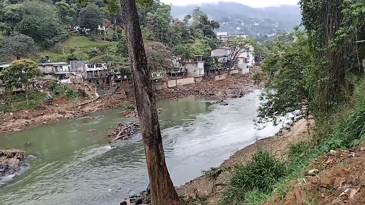 Mahaweli River runs alongside of the Peradeniya -katugastota road.