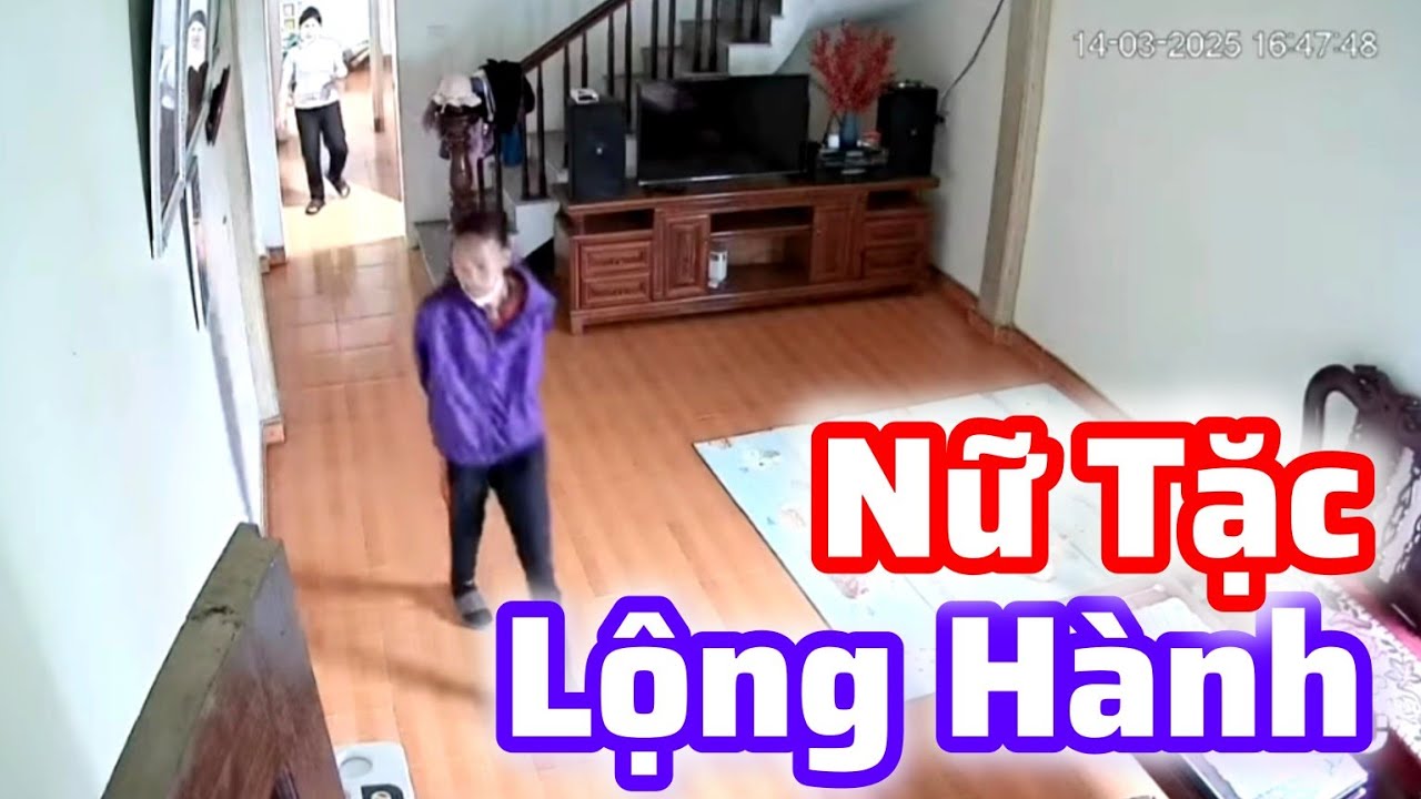 Nữ tặc ngang nhiên vào nhà mặt dù có người ở bên trong