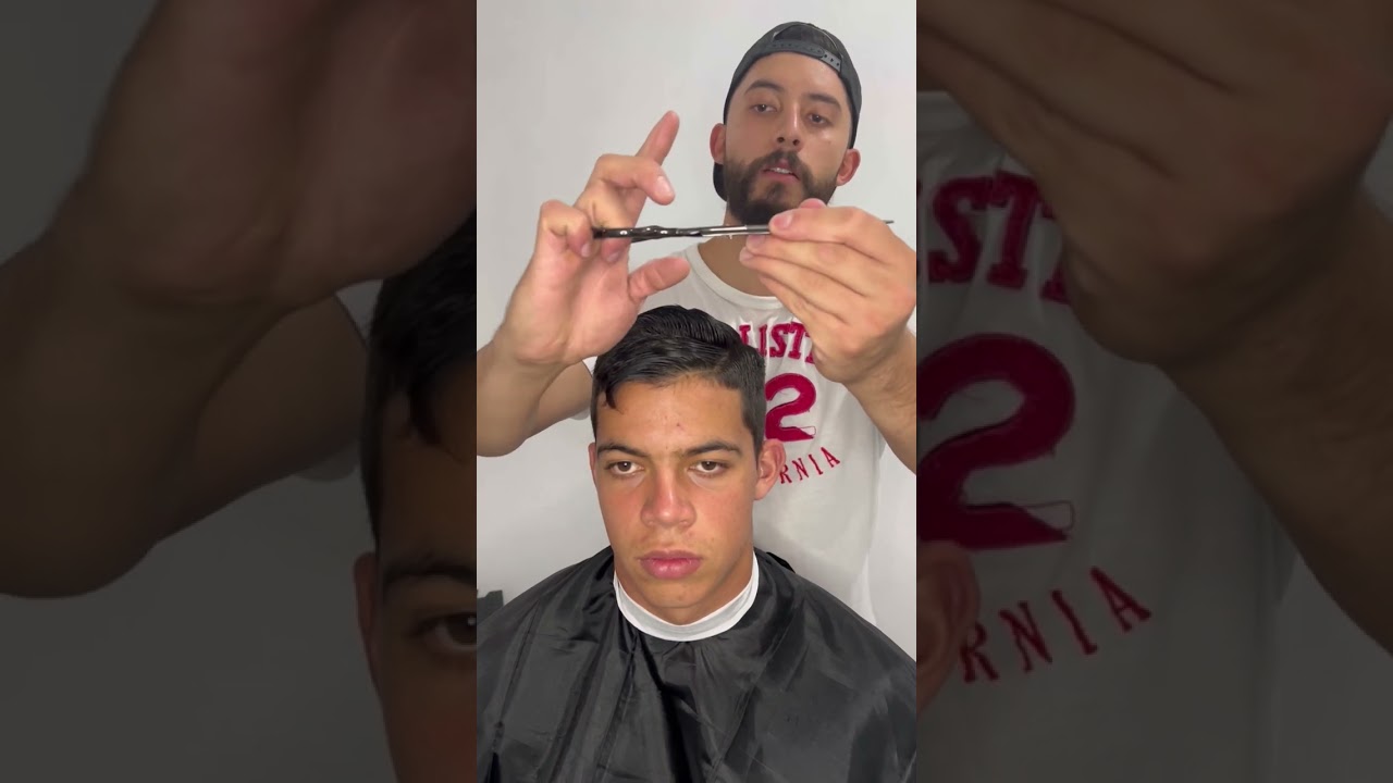 Forma avanzada de agarrar las #tijeras #fade #barbershop #barber #shorts #barberlife #viral