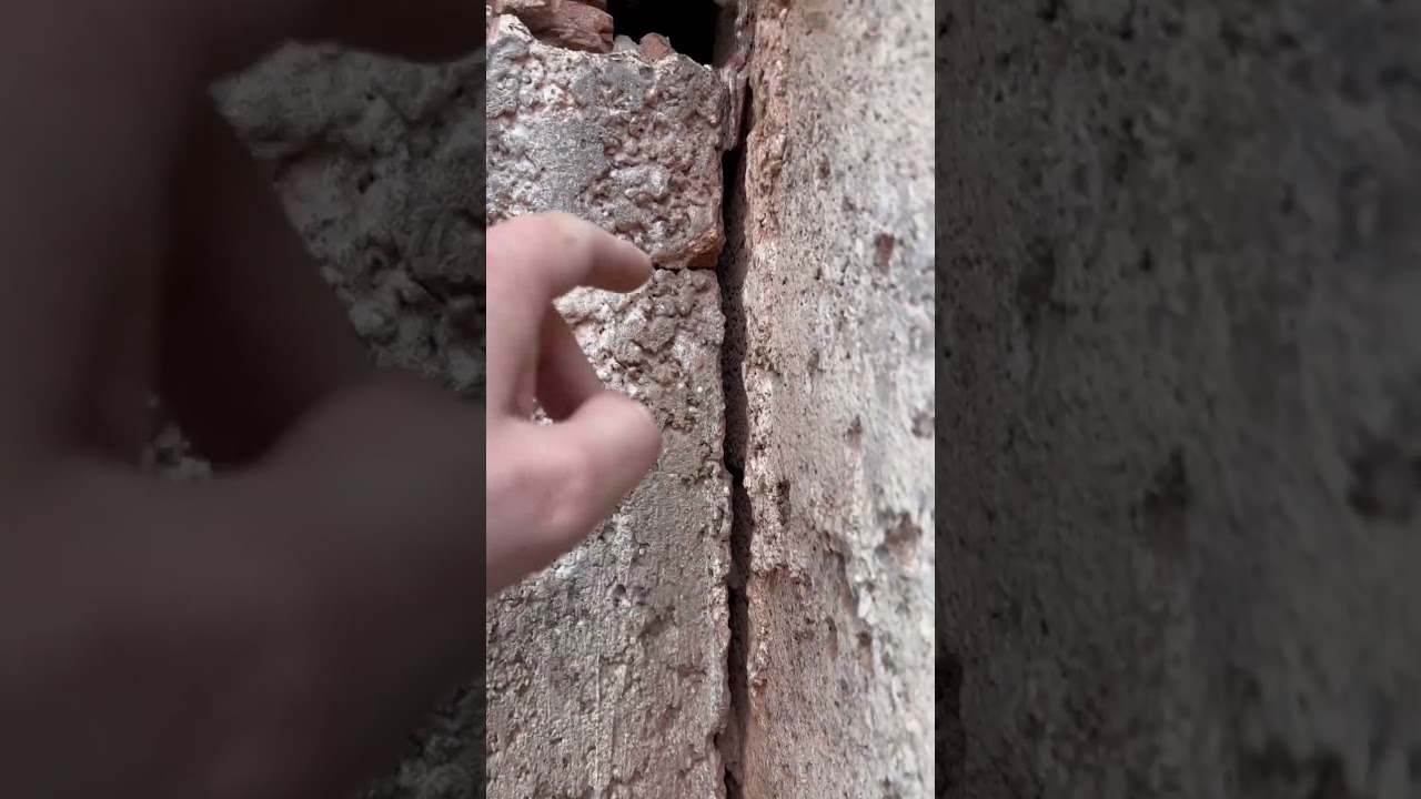 Traiter des fissures, et consolider un mur avant l’enduit de ravalement ￼