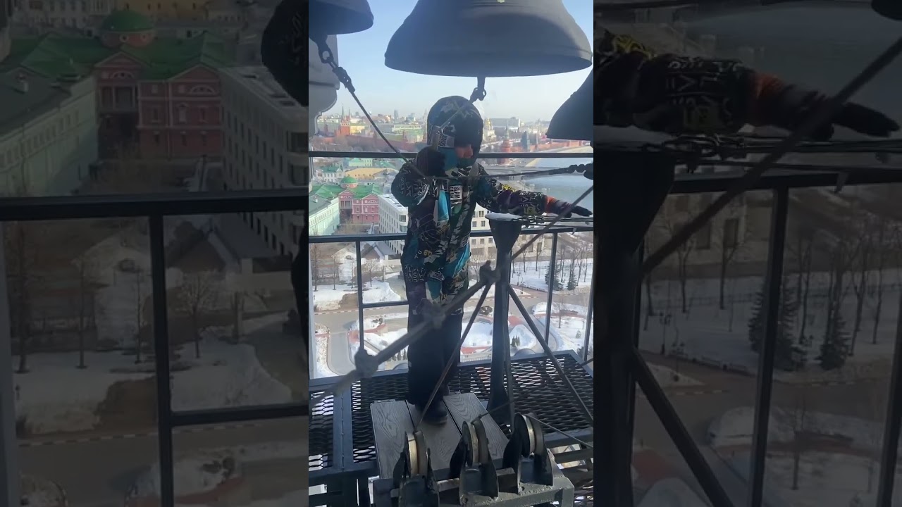 Егор звонит в Храме Христа Спасителя в Москве.