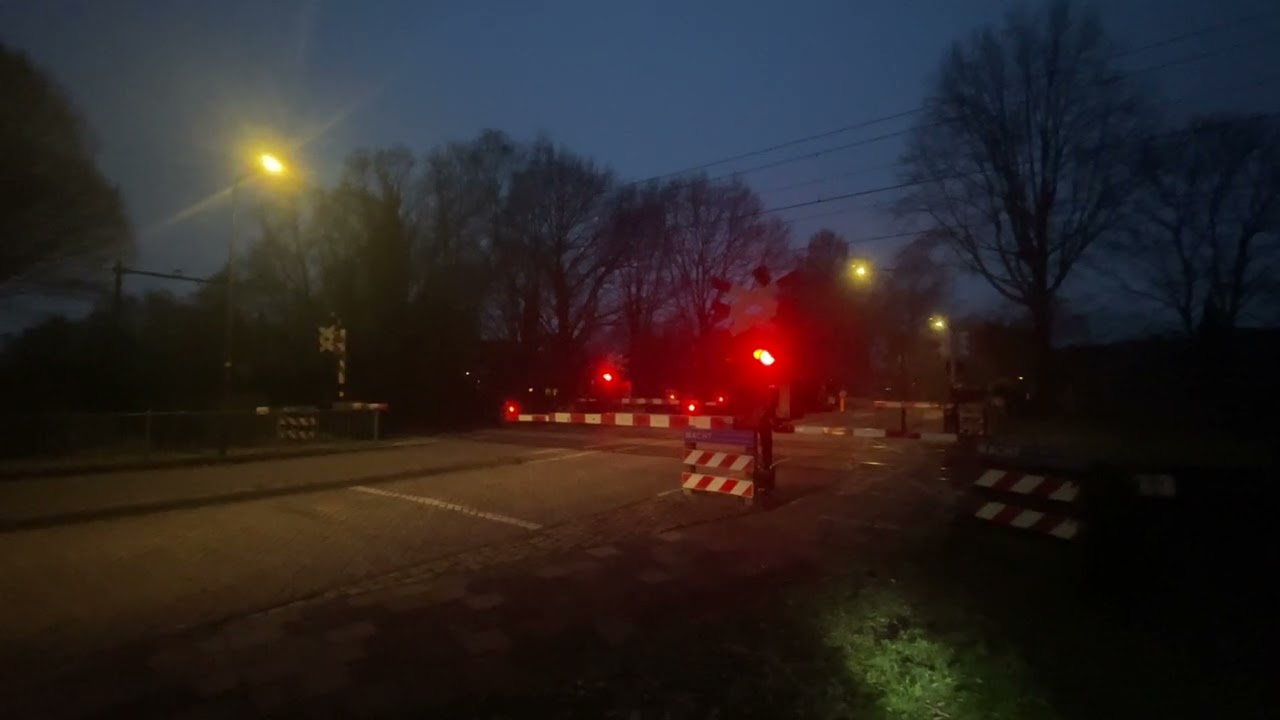 Spoorwegovergang Borne Avond Editie // Dutch railroad crossing Evening Edition 