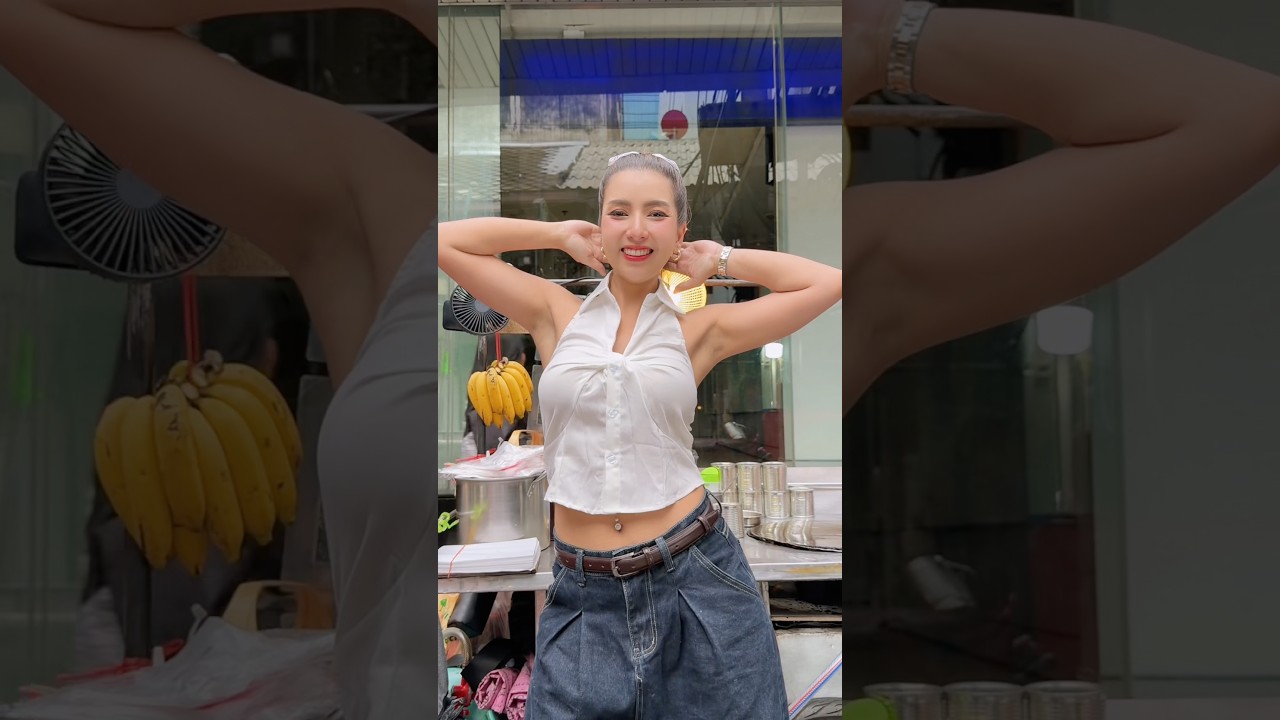 Dancing while waiting for customers to come and buy roti😂 - Thai Street Food #shorts