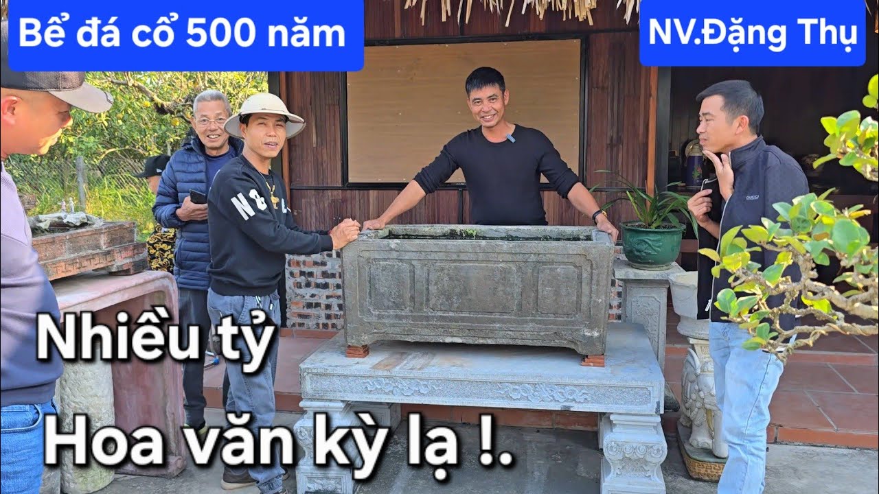 Anh em các tỉnh đến xem bể đá cổ 500 năm đường nét hoa văn kỳ lạ có 102 của Đặng Thụ