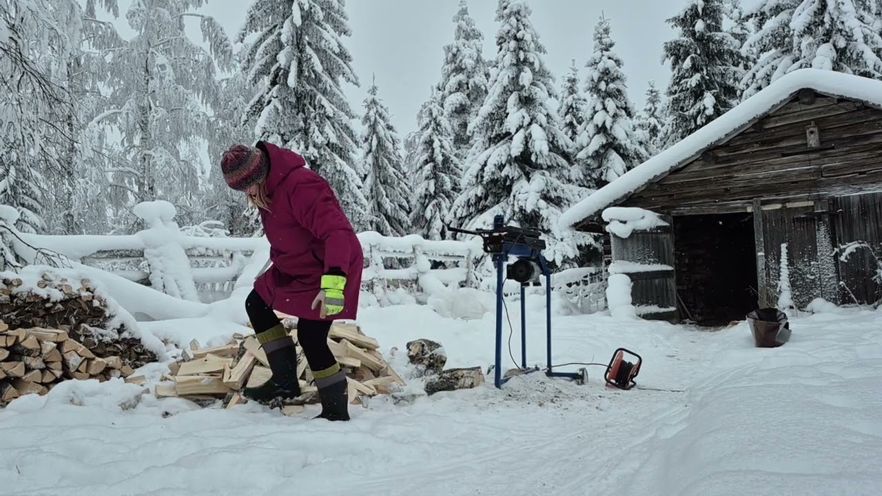 polttopuita halkomakoneella ja kirveellä