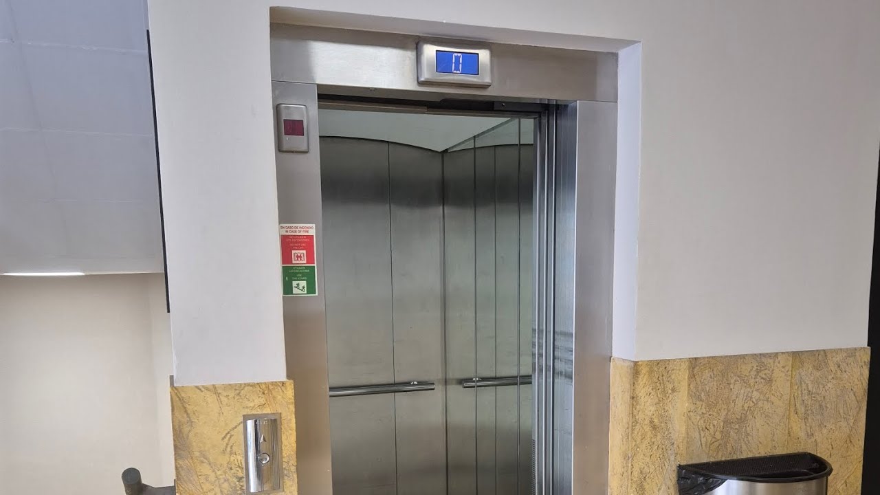 Ascensor Otis 2000 VF MRL del año 2004 en Centro Comercial los Cantones, A Coruña