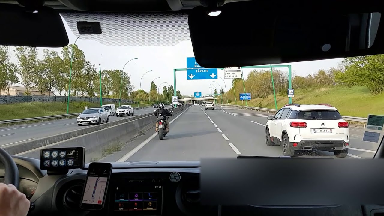 Très gentil motard civil escorte l'ASSU dans les bouchons du vendredi