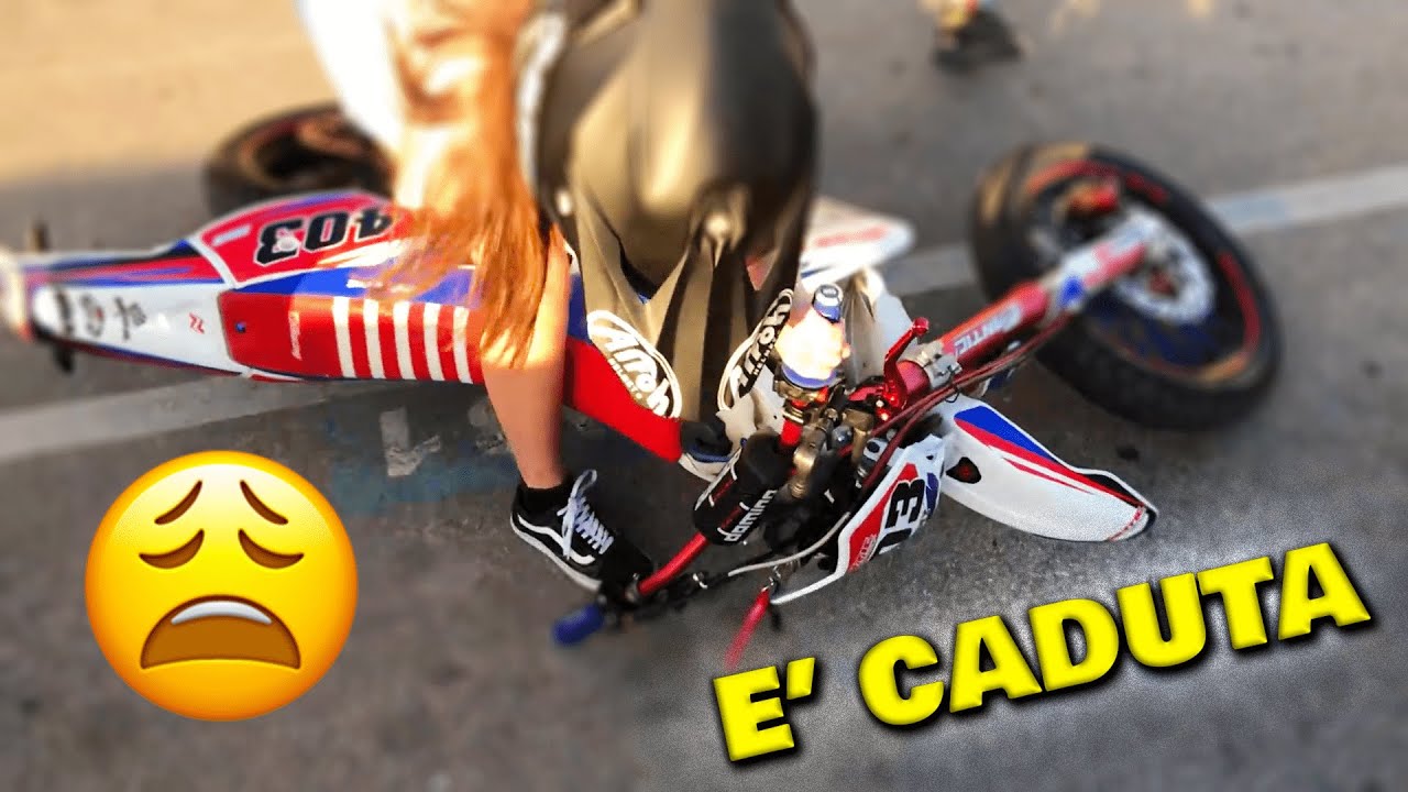 RAGAZZA PROVA A GUIDARE LA MIA MOTO! (e cade)