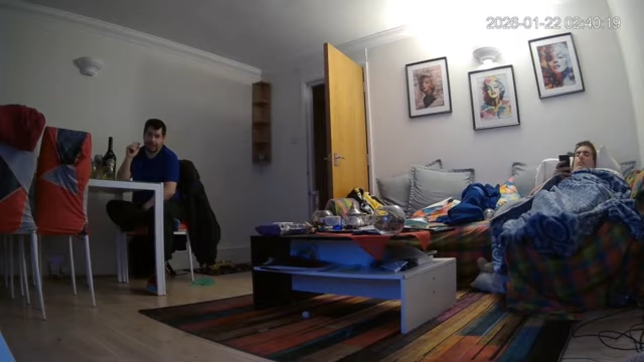 🔴 24/7 LIVE: Italian Couple in London - Real Life [LIVING ROOM 🛋️] - MiGIPepeVibes - Cam 1