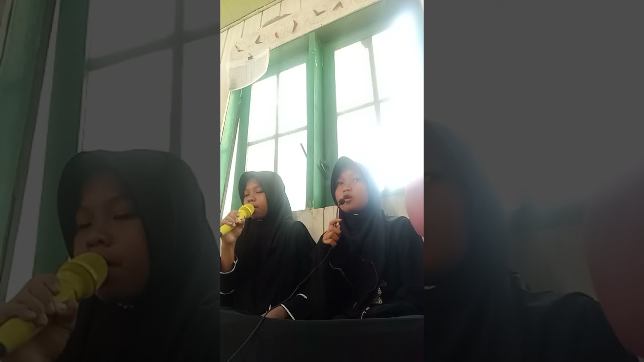 Sholawat hadrah dari SD Negeri 1 Sabuh di acara Isra Mi'raj