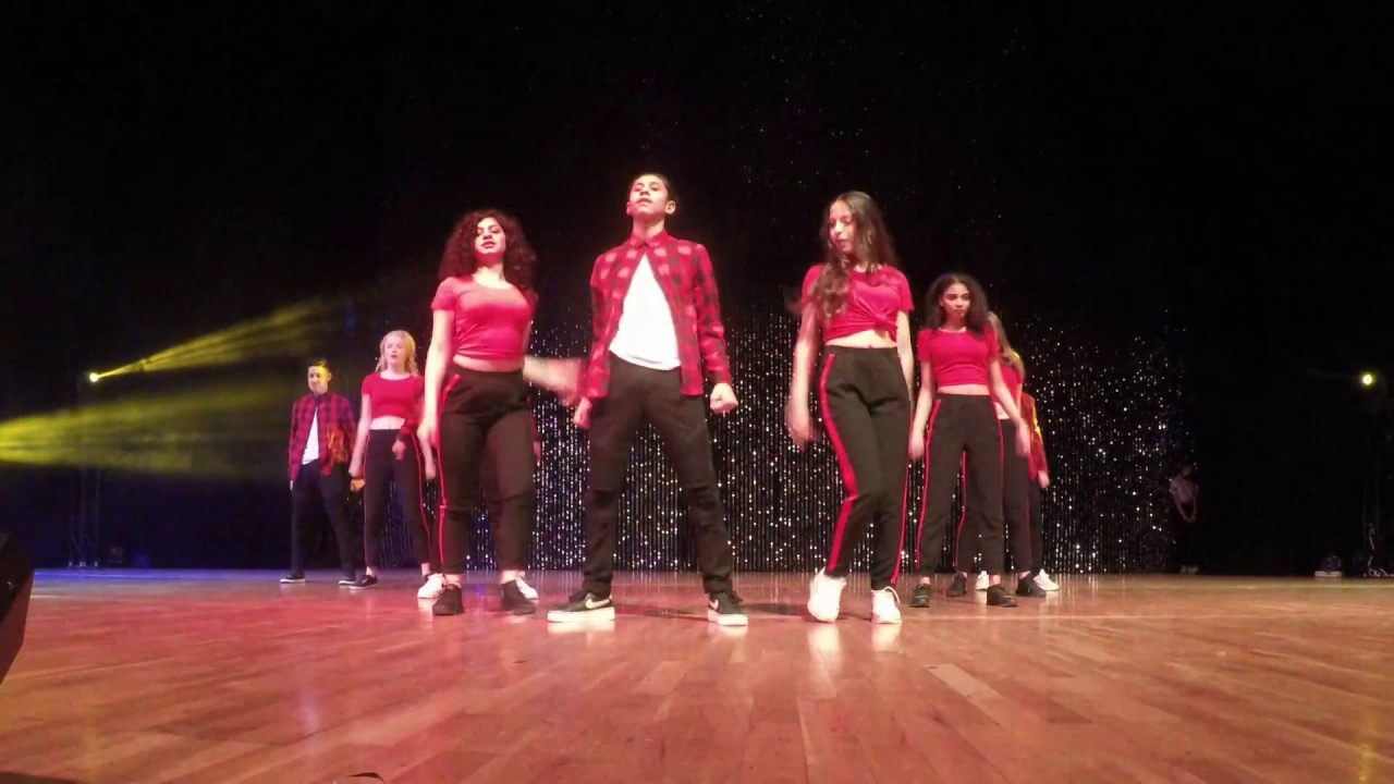 Robin Grimm und die HipHop-AG des Campus Efeuwegs bei der Adventstanzgala 2018 in Gera
