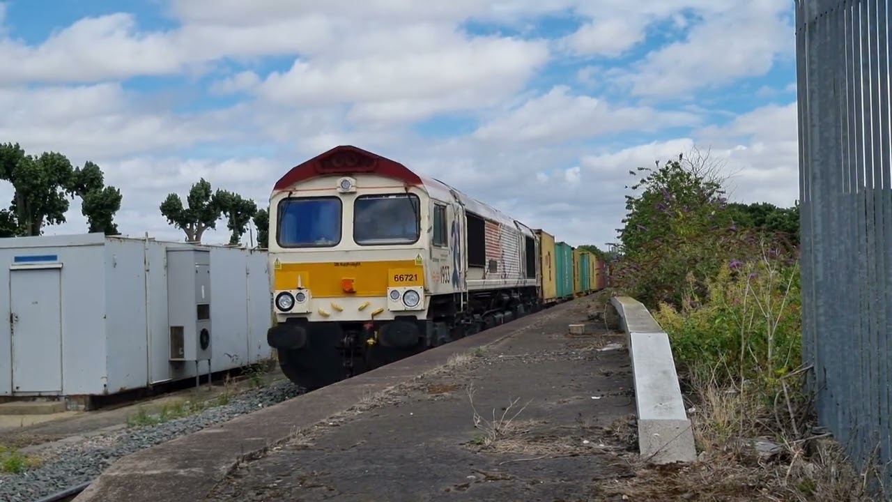 Felixstowe Beach Level Crossing (Container Freight) 02/08/22
