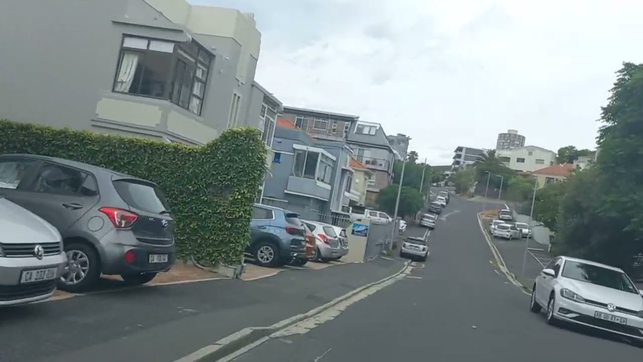 Driving through Oranjezicht and Vredehoek on a December Sunday in Cape Town