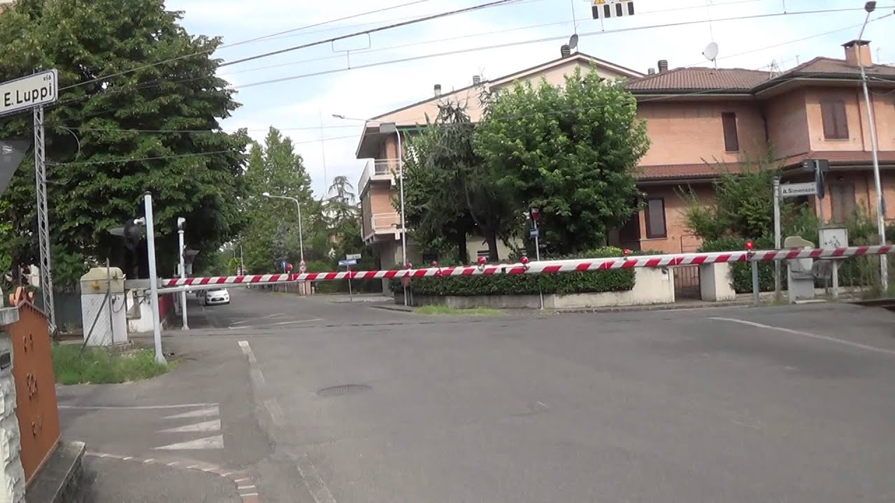 Passaggio a livello di via Mantegna in HD - Modena // Level Crossing
