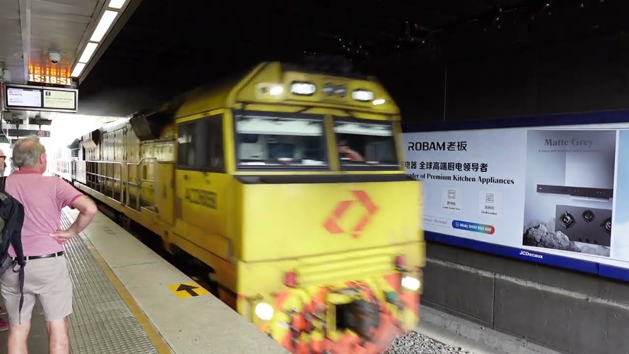 시드니의 에핑역을 통과하는 호주의 AURIZON 화물열차 AURIZON freight train passing Epping station of Sydney