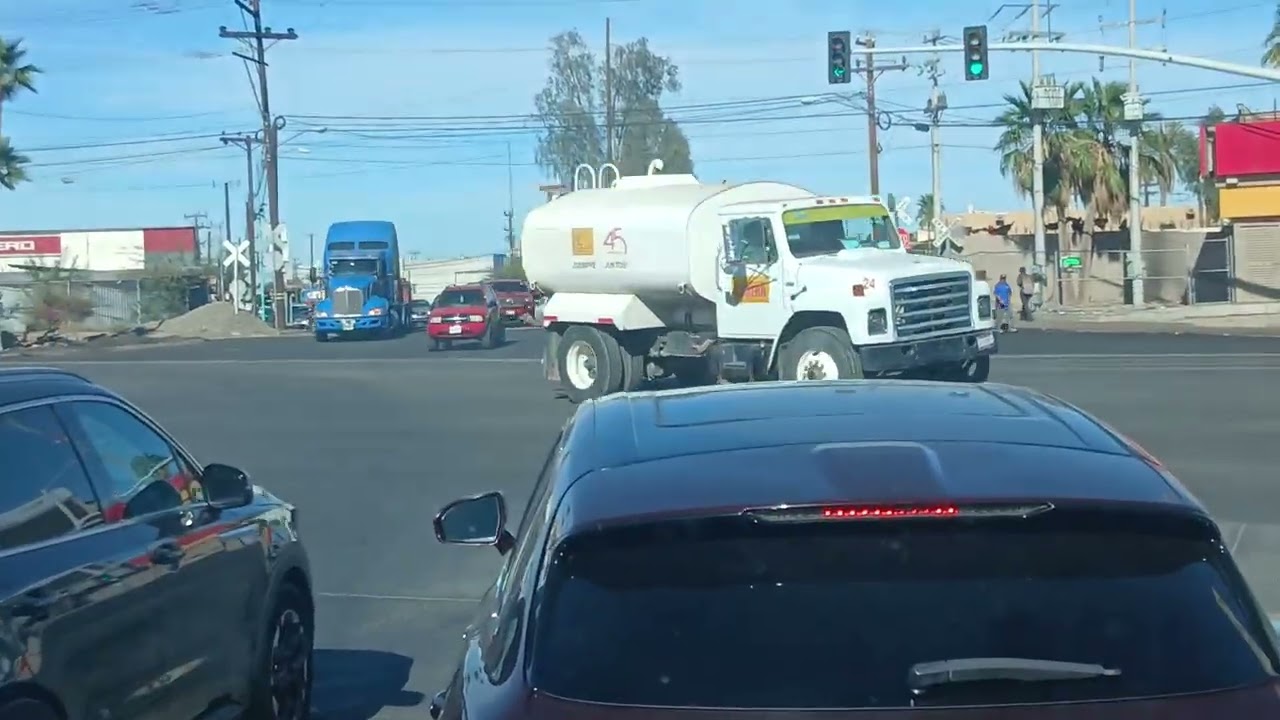Muchachos vean la plaza de toros en mexicali