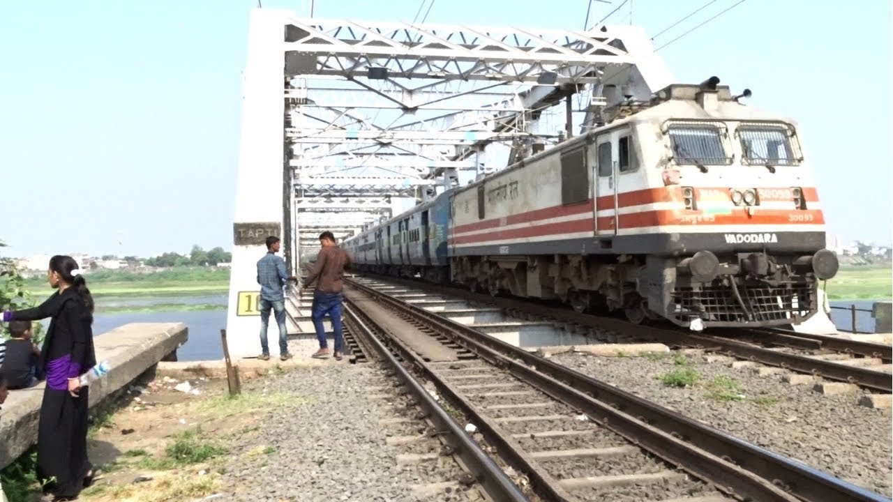 Swaraj Express crossing Tapti Bridge at MPS!!!