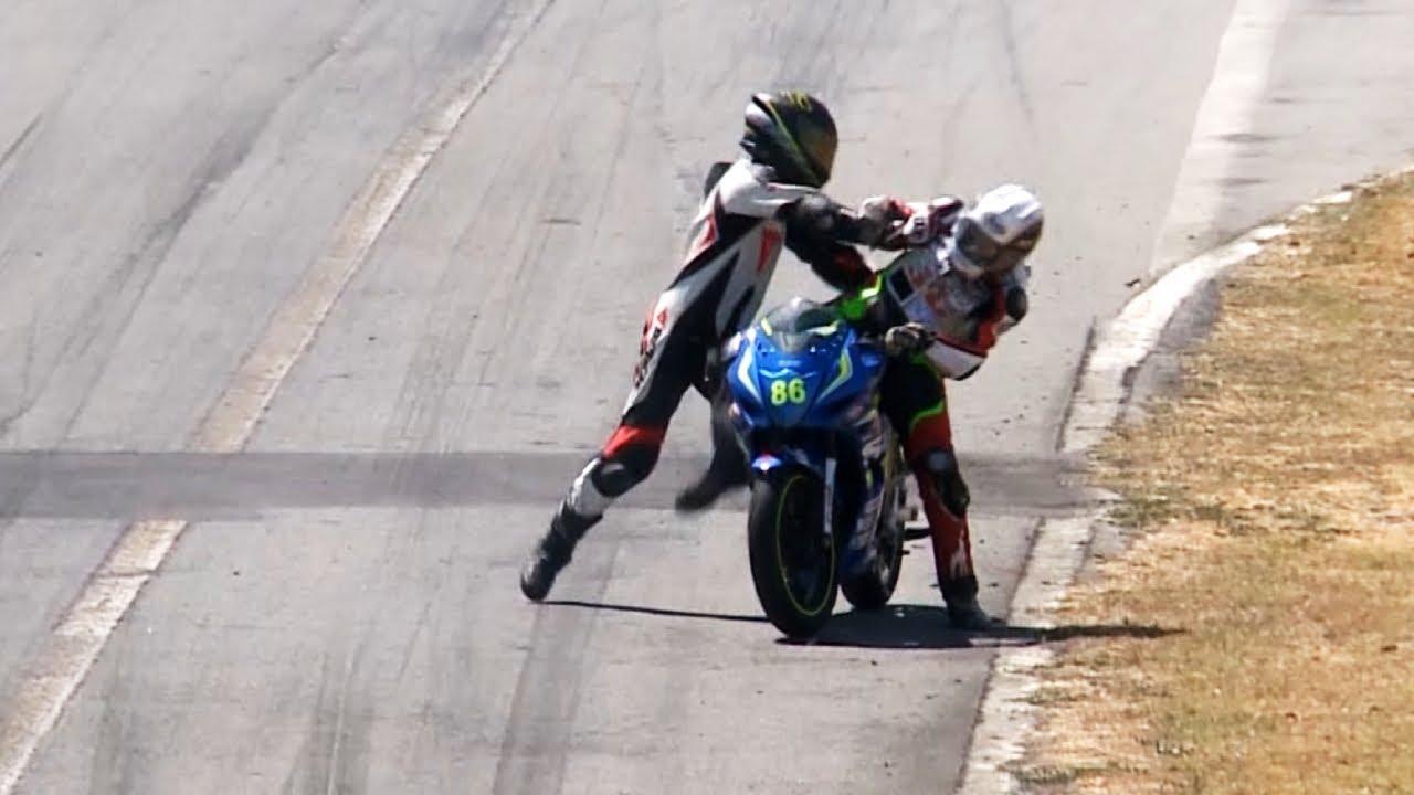 ¡INCREÍBLE! PELEA BRUTAL EN COMPETENCIA DE MOTOS
