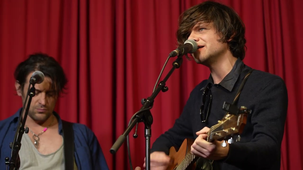 Der Nino aus Wien & Manu (Manuel Poppe) von Wanda - Lennon / Überall Das Meer