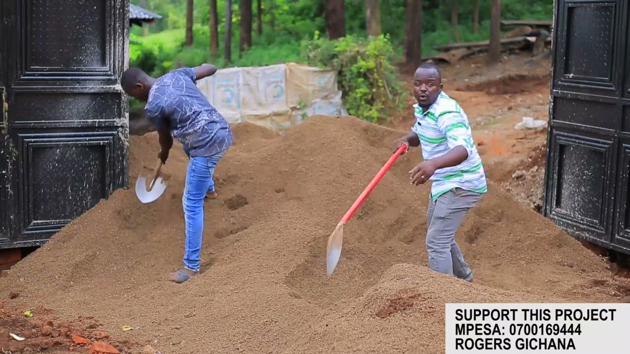 Kakasungura anatandika kazi ya Mjengo hapa na Vijana wa Mtaa. 