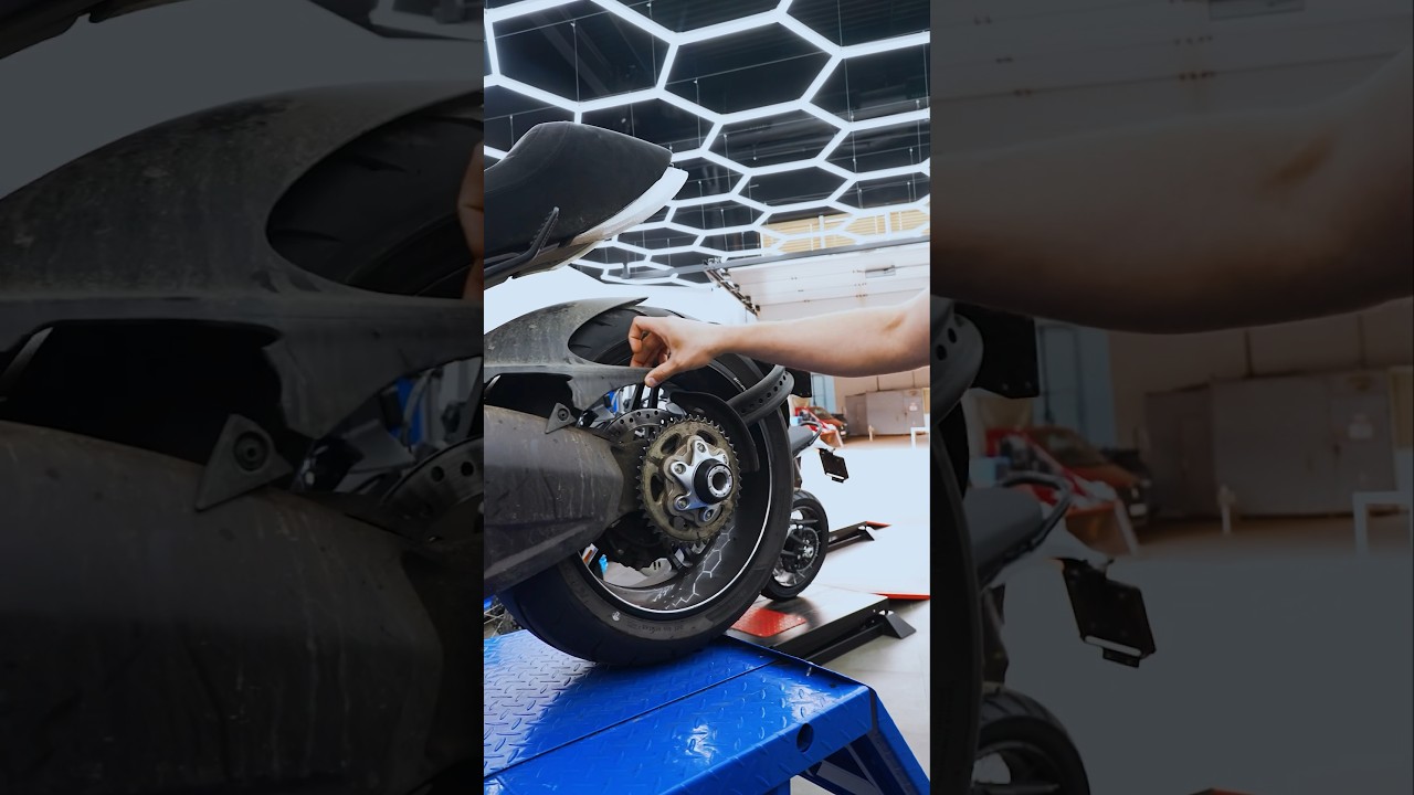 РАЗОРВАЛО ЦЕПЬ НА МОТОЦИКЛЕ. Последствия&hellip; #ducatidiavel #motoring #дукати #цепь #оборвалоцепь