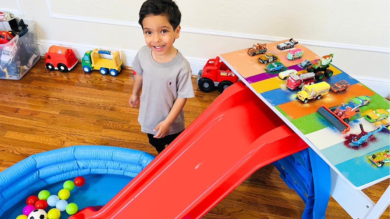 Looking for Lightning McQueen | Disney Pixar Cars | Tow Mater | Disney Pixar Cars Movie and Toys