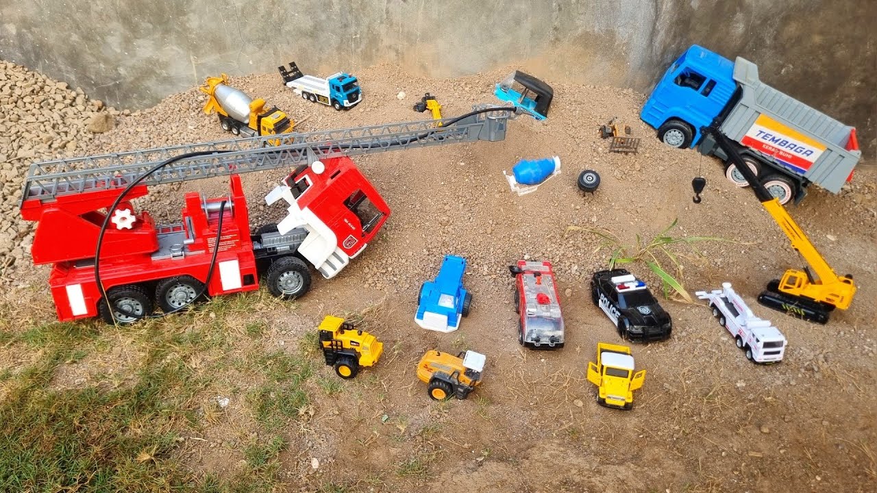 Mencari dan Merakit Mobil mobilan Pemadam Besar yang Terkubur Pasir Dump Truck Crane Mobil Derek Tow