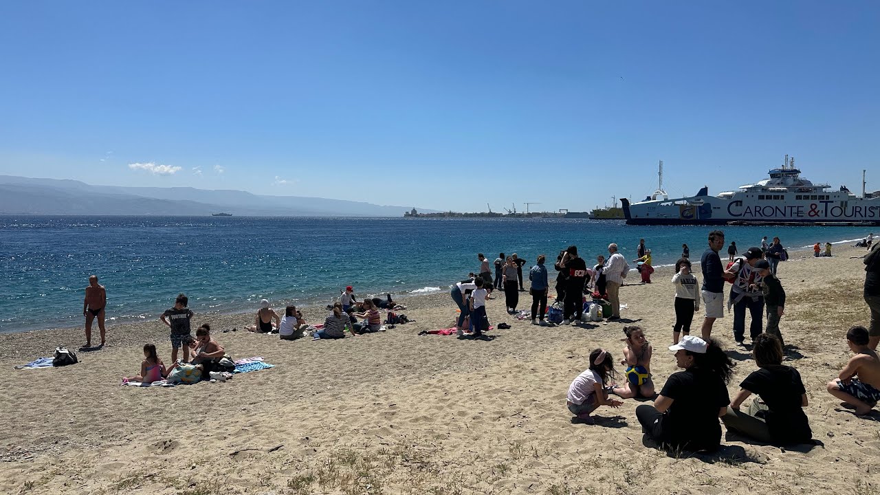 Primo maggio al Ringo: la spiaggia ritrovata piace ai messinesi