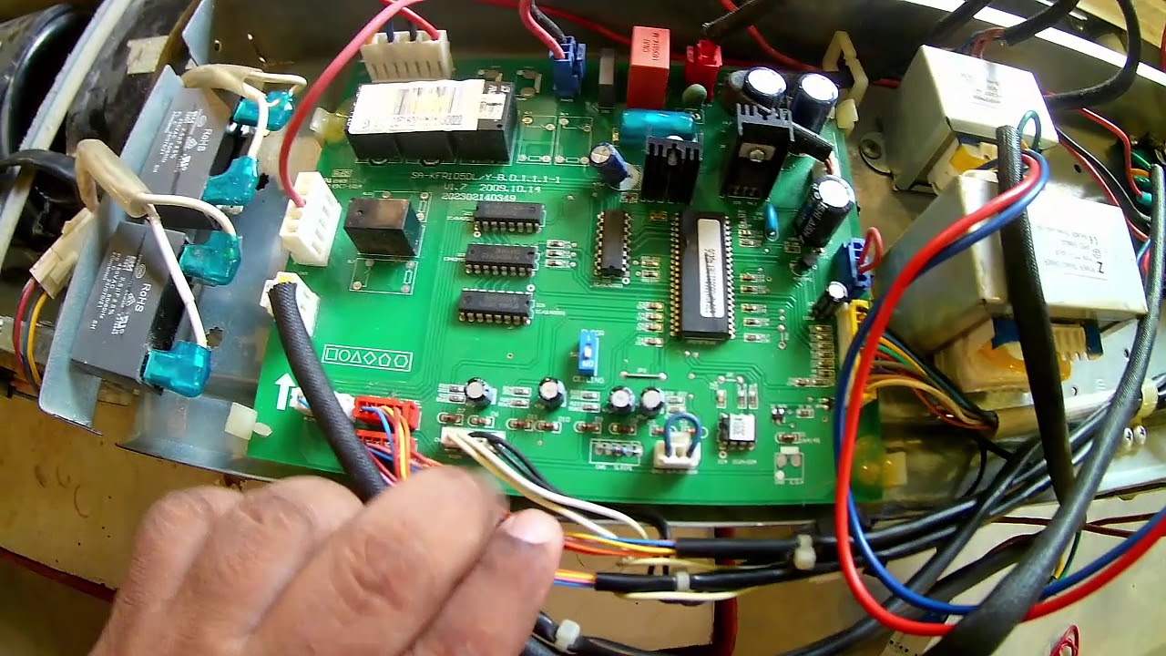 DETALLES DE CONEXIONES ELECTRICAS DE UNA TARJETA DE CONTROL EN  AIRE ACONDICIONADO TIPO PISO TECHO