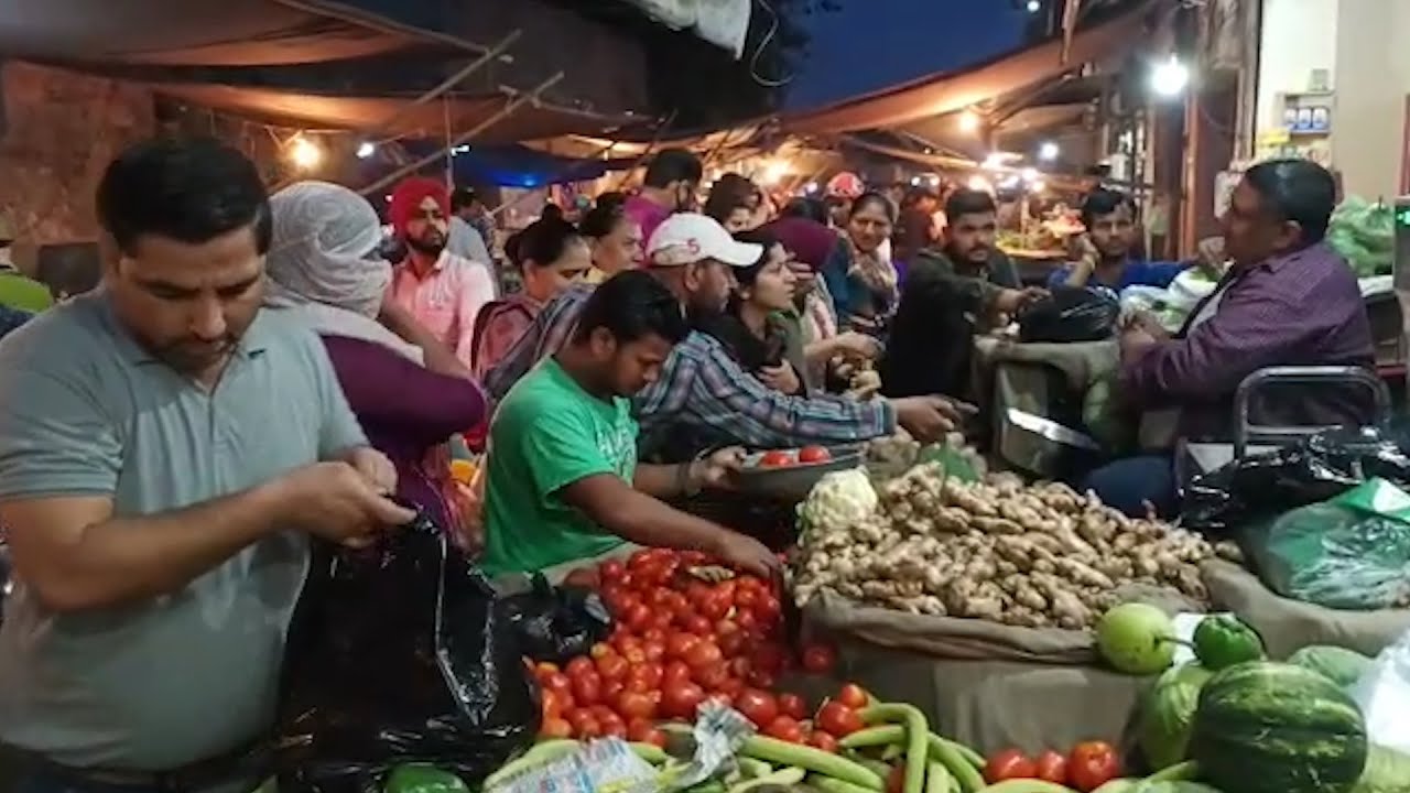 Amritsar: Huge rush at vegetable market due to fear of coronavirus lockdown
