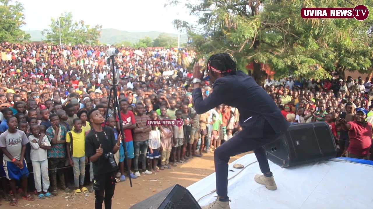 Tazama maajabu aliyo fanya mwanamuziki DENIS CLASIC kwenye stage Sange