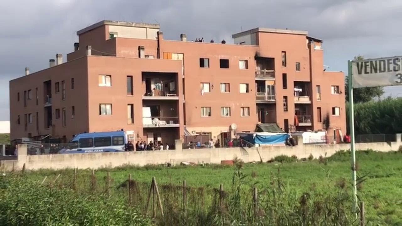 Roma, sgombero in via Costi: 