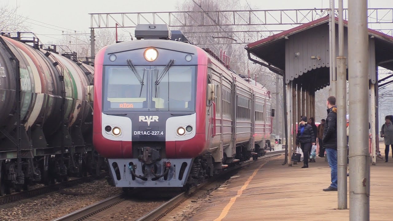 Дизель-поезд ДР1АЦ-227 на ст. Огре / DR1AC-227 DMU at Ogre station