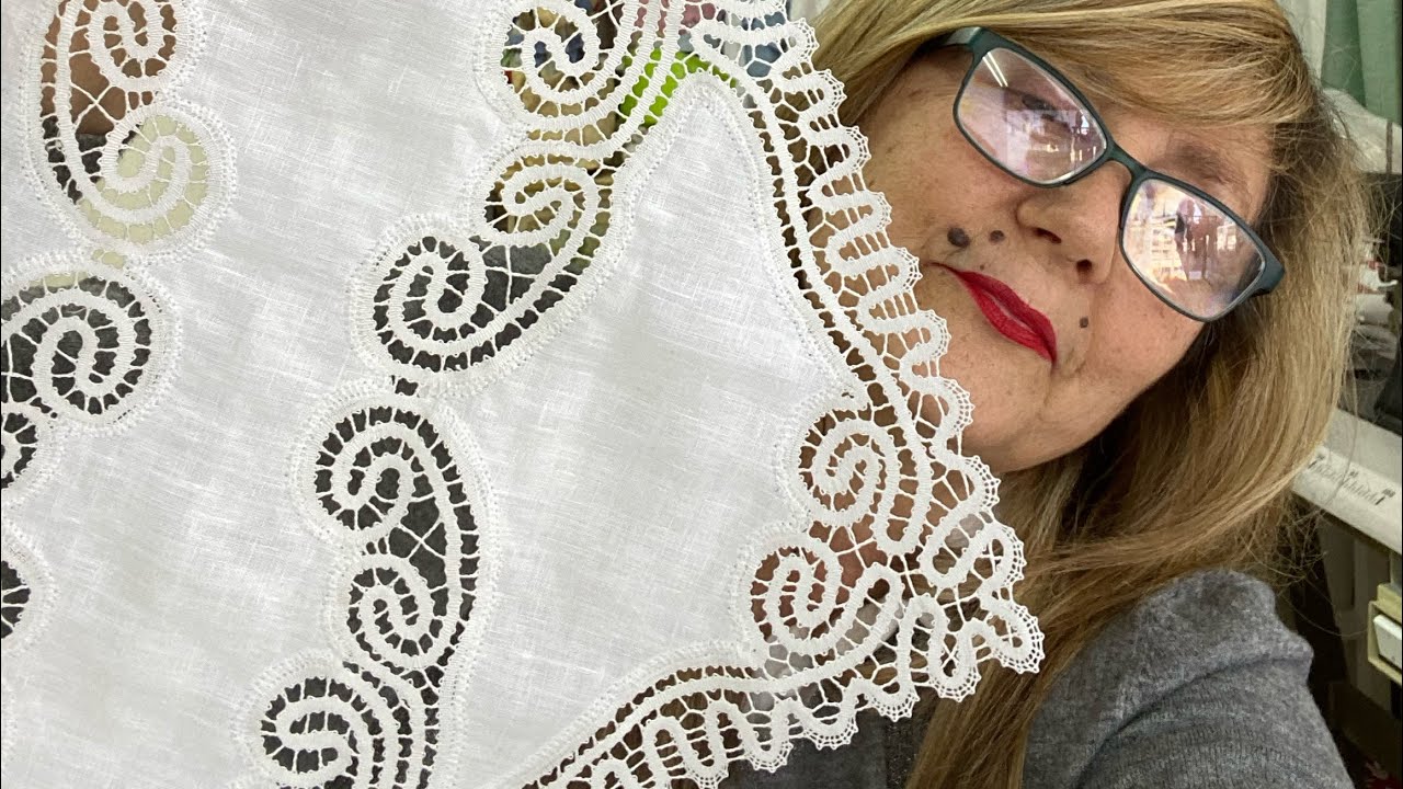 Applichiamo a macchina il pizzo a fuselli sulla stoffa. Il Baule della nonna.