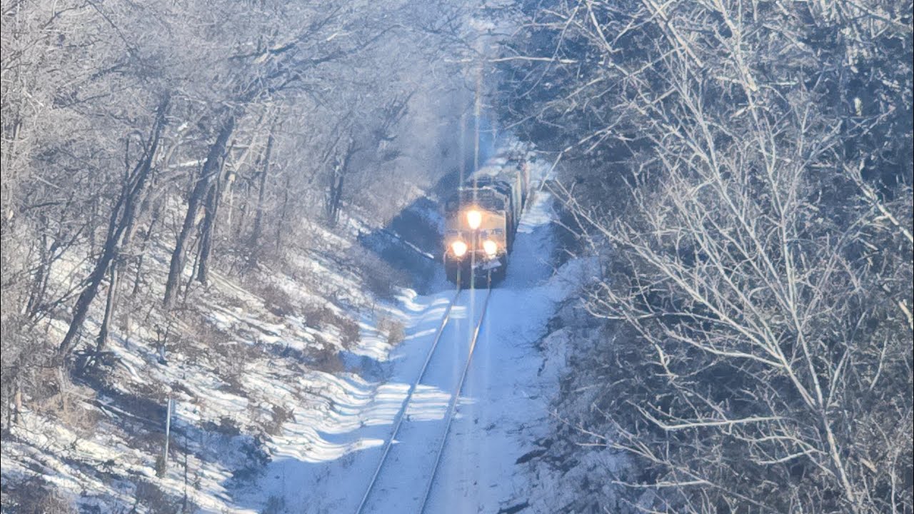 Union Pacific manifest train south under the Sioux trail bridge, Mankato, MN (January 20, 2026)