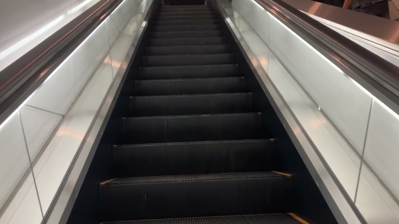 【東芝】3X エスカレーター　鵜沼駅  3X escalator Unuma station JR line Gifu Japan