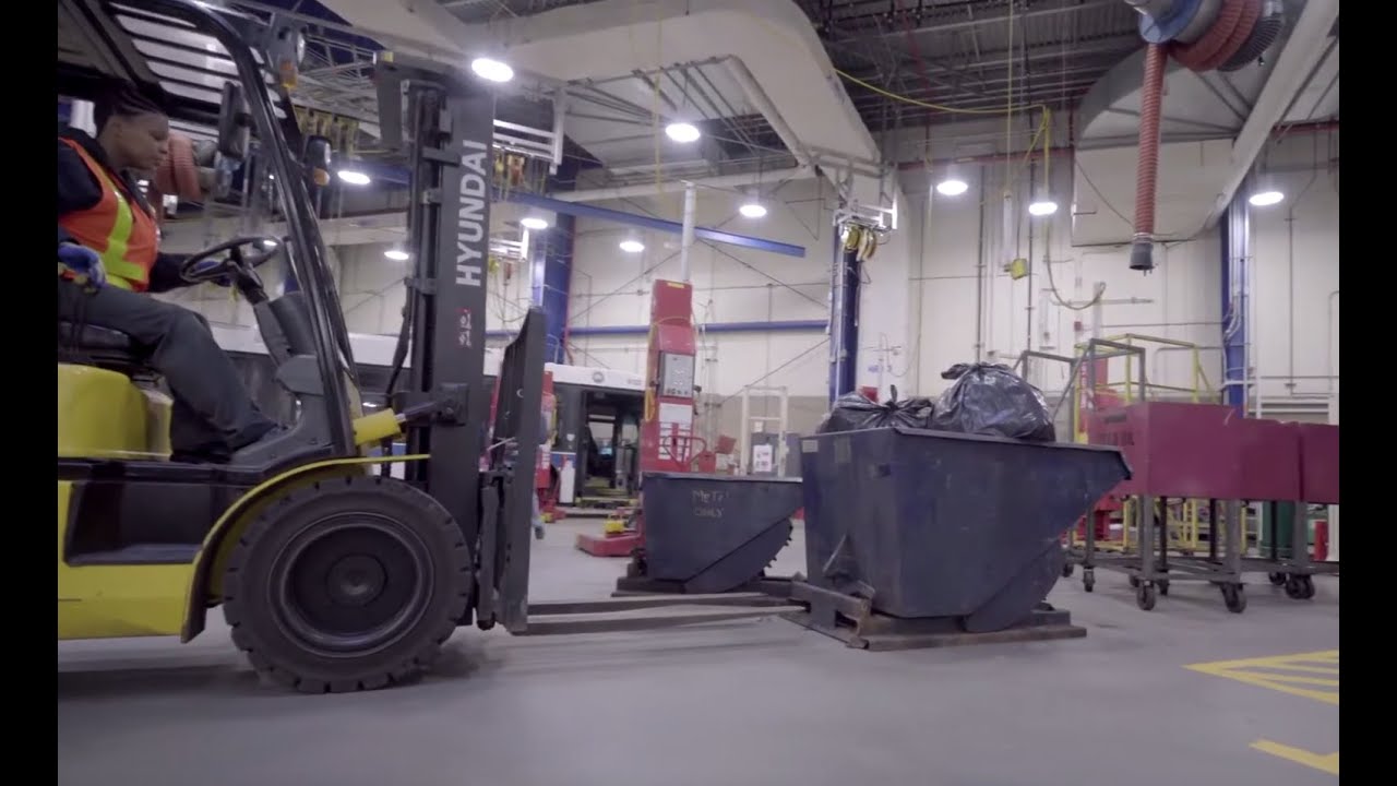 Чем занимается уборщик автобусов?