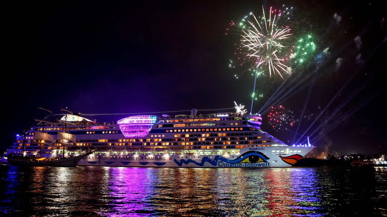 Hamburg Cruise Days 2015 - Auslaufparade mit Feuerwerk