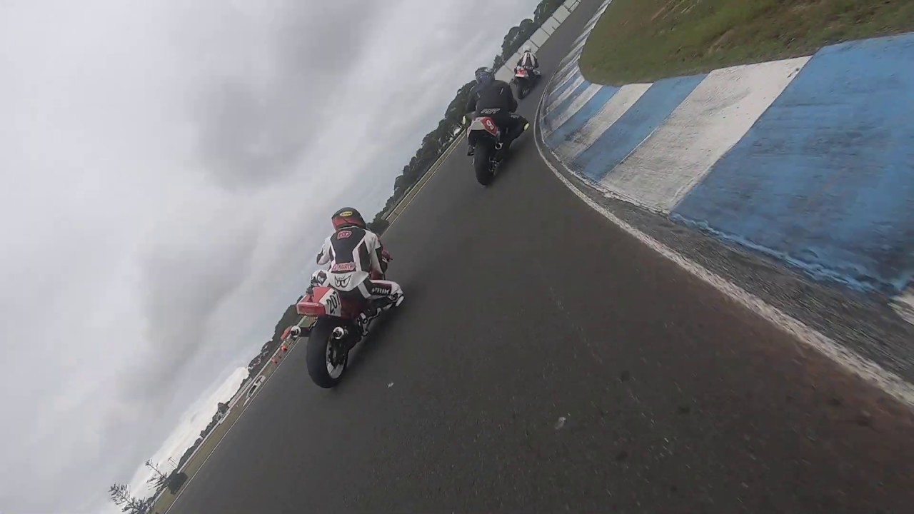 Paul Joshua riding a 1988 Suzuki GSXR 750 at the Phillip Island Classic Jan 2020