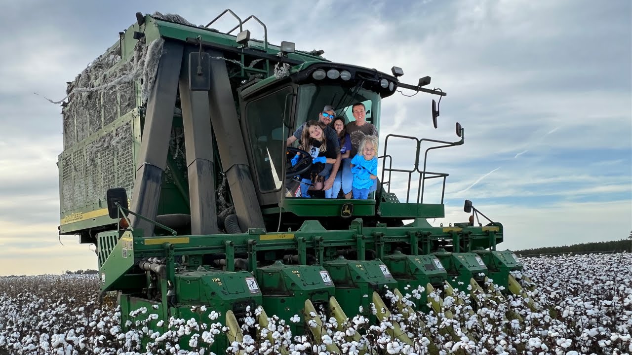 Семья из 5 человек в хлопкоуборочном комбайне John Deere