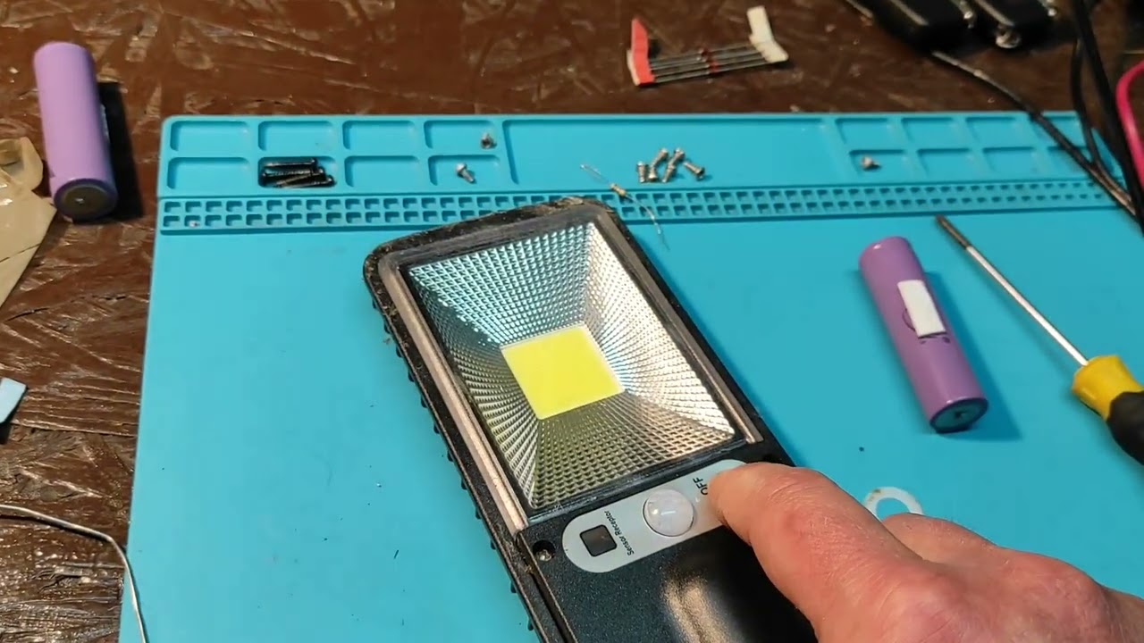 Tanie lampy solarne, sprawdzam co wewnątrz.