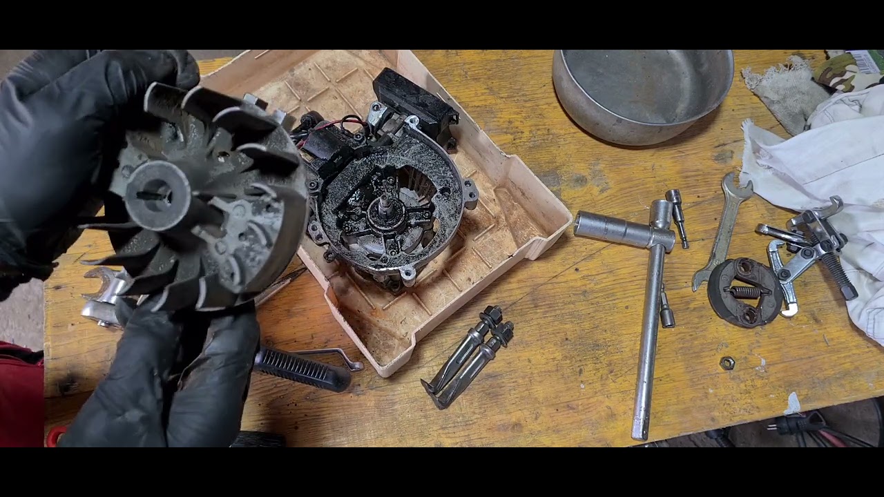 CUM SCOTI VOLANTA DE LA MOTOCOASA PENTRU A SCHIMBA SIMERINGUL. REPARATII MOTOARE 2 SI 4 TIMPI