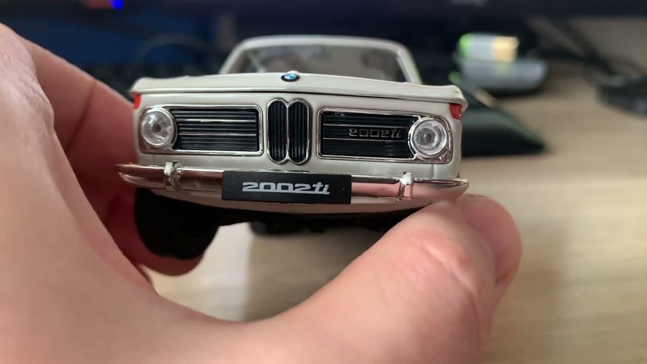 Обзор модели BMW 2002ti в масштабе 1:24 от Welly