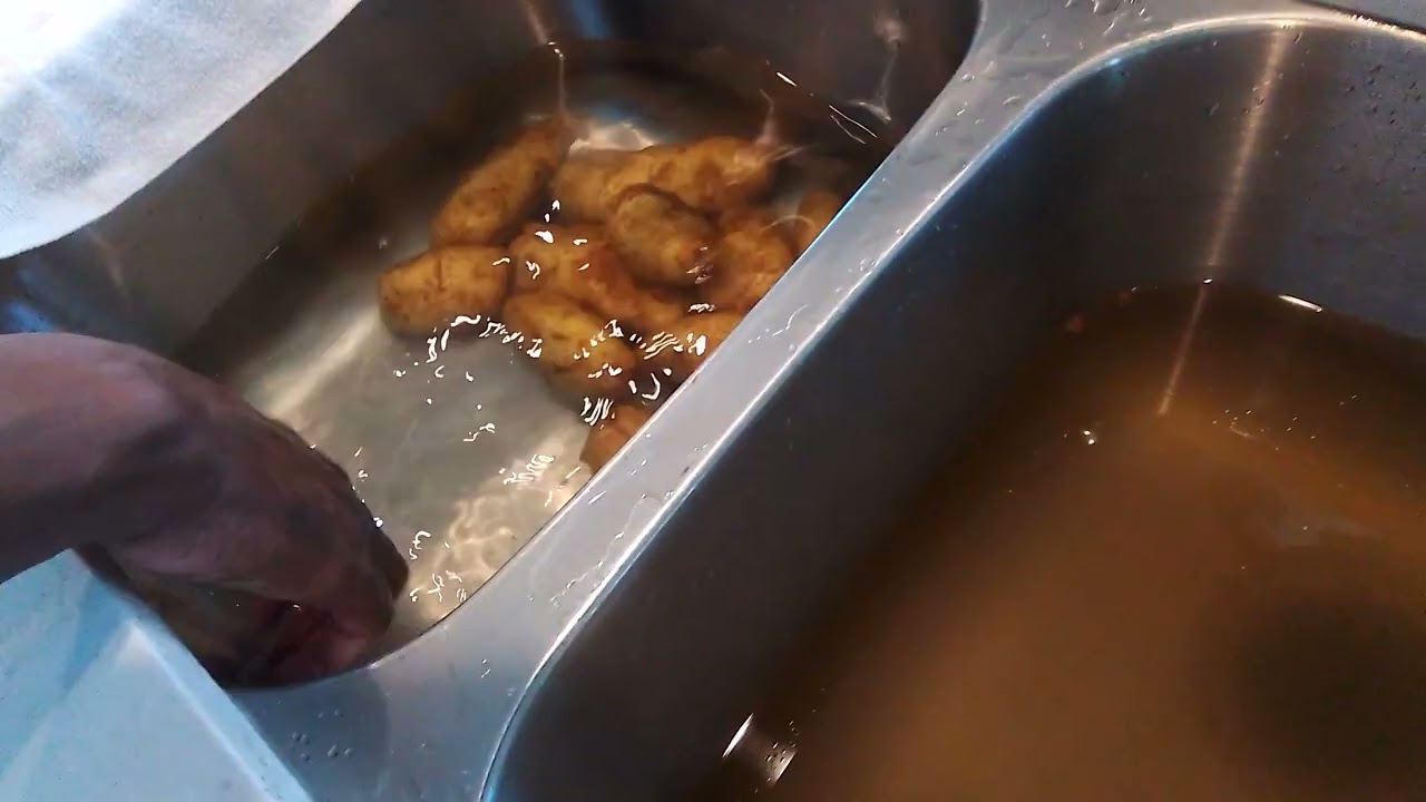 Washing potatoes with white vinegar and water