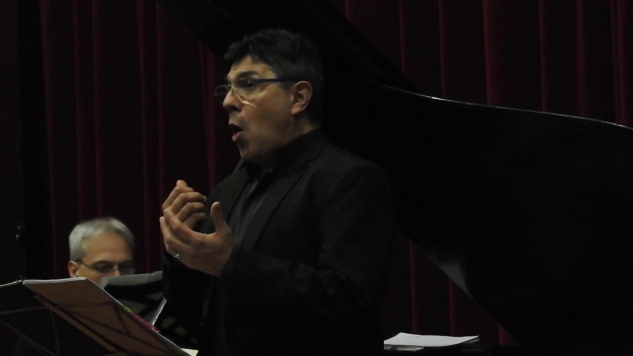 Marcelo Otegui canta 
