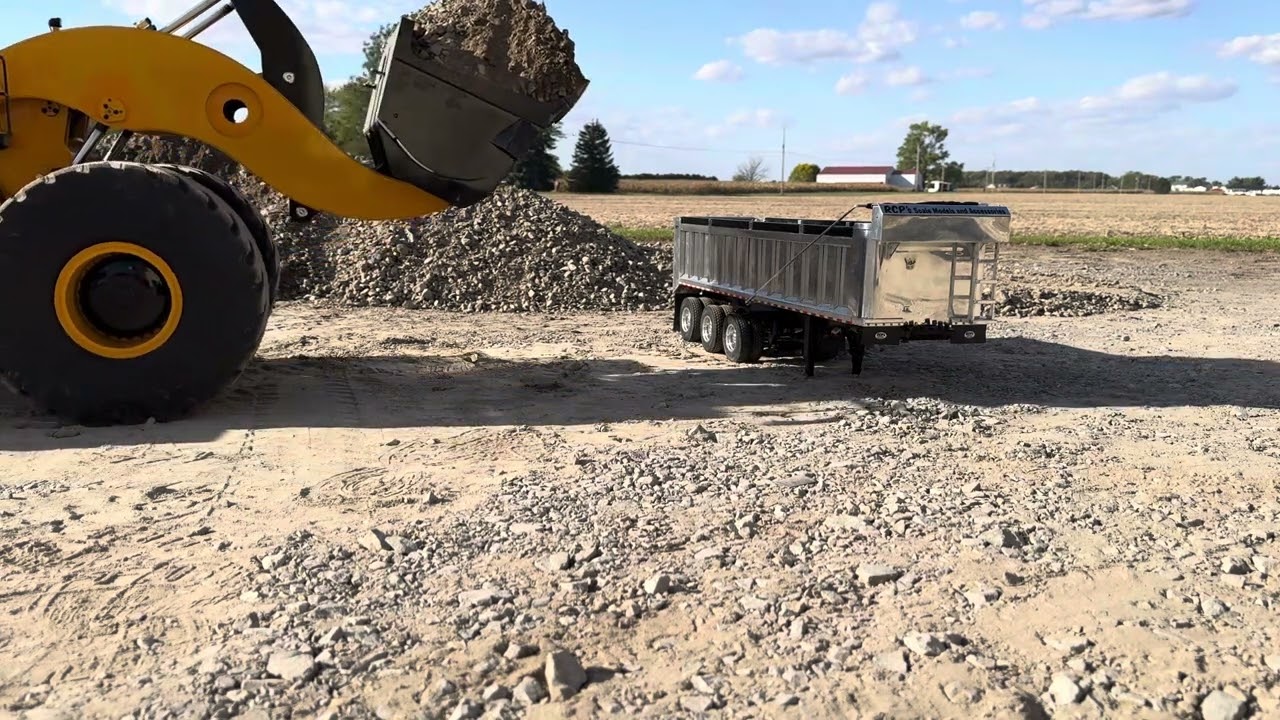 My new front end loader Komatsu L-2350 worlds largest front end loader in 1/14 scale