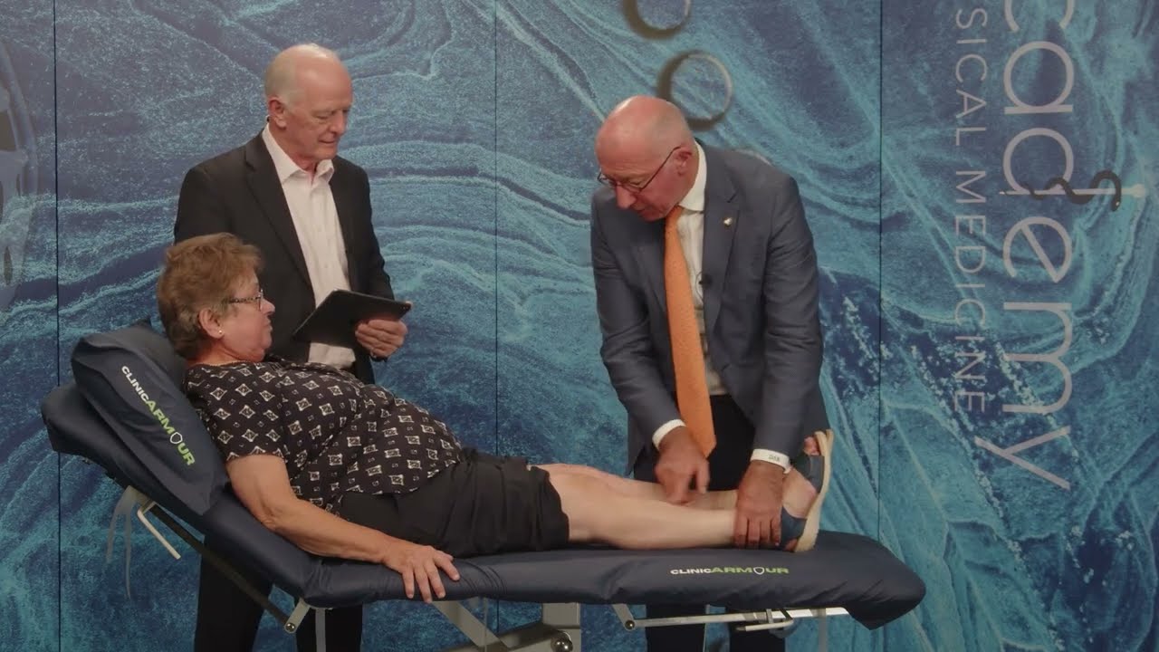 Demo of assessment of knee by orthopaedic surgeon | Osteopathic and Chiropractic CPD