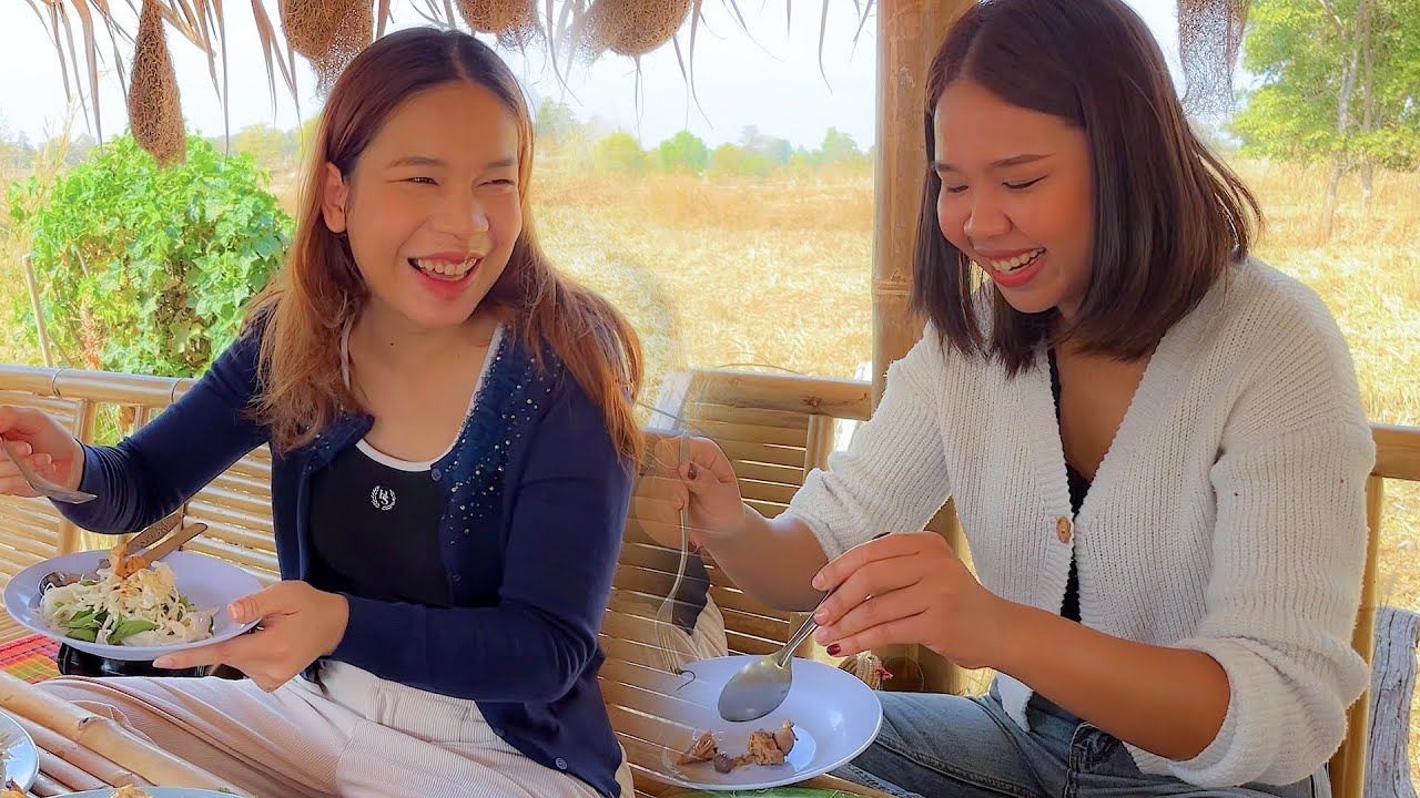 ส้มตำไก่ย่าง ขนมจีนน้ำยาไก่ ต้อนรับสาวพยาบาลสุดสวย
